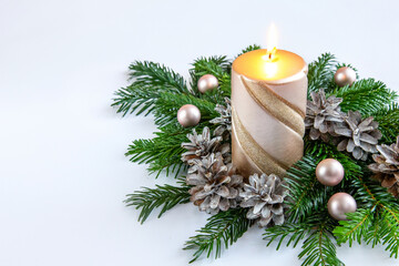 Bożonarodzeniowe tło ze świecą, gałązkami jodły, szyszkami, bombkami i ozdobami

