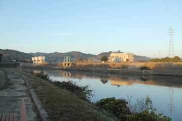 空と川