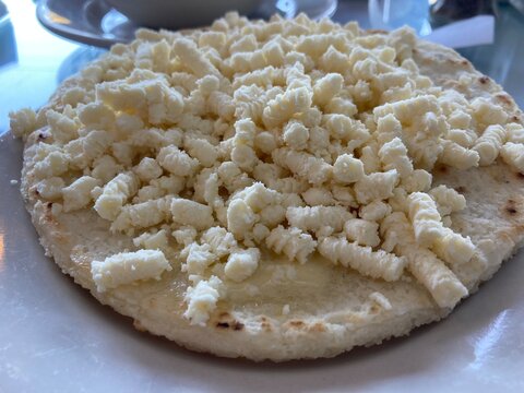 Arepa con queso colombiana