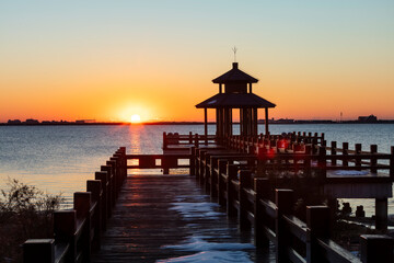 Obraz premium Wooden pavilions by the sea at sunrise in the morning, Sunrise by the sea