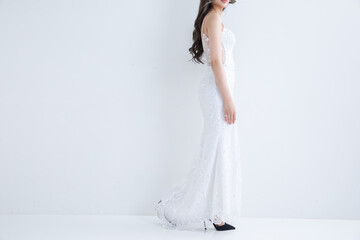 Fototapeta premium 白いロングドレスを着た女性 sexy
