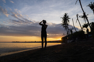 Fototapeta premium A woman walking around the beach in the morning.