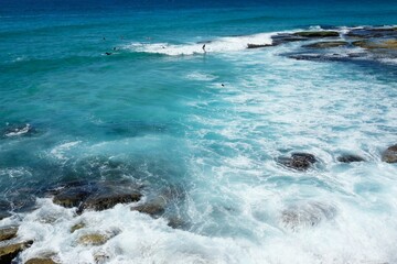 Waves crashing on the rocks along the eastern coastline of Sydney between Bondi and Tamarama Beach — Sydney, New South Wales, Australia