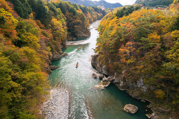 紅葉の鬼怒川渓谷にライン下り