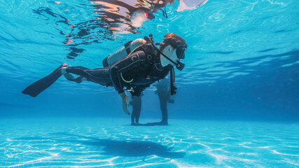 student doing scuba diving classes learning hover and buoyancy - obrazy, fototapety, plakaty