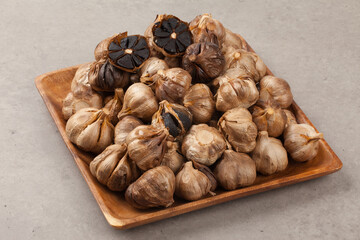 black garlic made from fermentation
 발효하여 만든 흑색의 마늘.