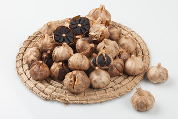 black garlic made from fermentation
 발효하여 만든 흑색의 마늘.