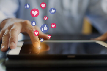 SNSサムズアップの親指とハート いいね フォロワーのマーク like, thumb up on Social media network smartphone app