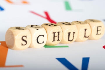 Verschiedene Buchstaben und Wort Schule