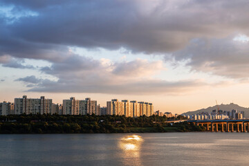 Fototapeta premium Han River Bridge Full of Clouds in the Sky