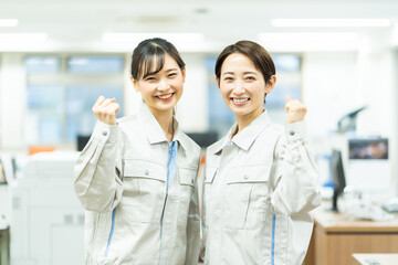 ガッツポーズをする日本人女性二人 - obrazy, fototapety, plakaty
