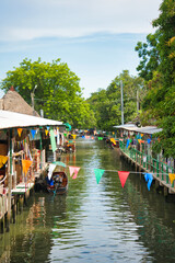 Fototapeta na wymiar タイ・バンコク郊外の水上マーケット