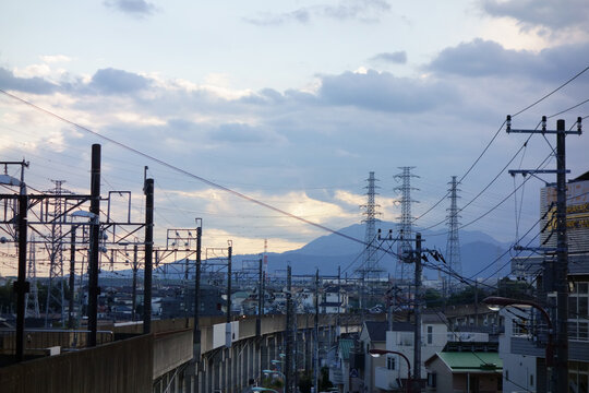 東京日本の地方都市の街のトワイライト夕方の景色