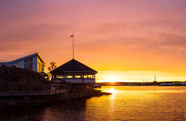 Hafen bei Sonnenuntergang. Schwedischer Bootshafen mit Clubhaus. Oskarshamn bei...