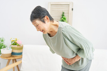 家で腹痛がする高齢者女性