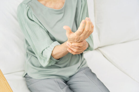 家で手が痛む高齢者女性