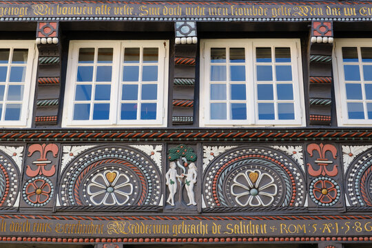 Verzierte Fassade mit Motiv Adam und Eva an einem Fachwerkhaus, Haus Willmann, Bürgerhaus, Altstadt, Osnabrück, Niedersachsen, Deutschland, Europa