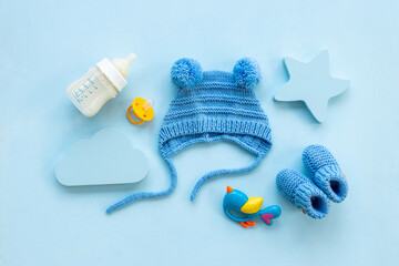 Fototapeta na wymiar Baby boy blue hat with booties and accessories, top view