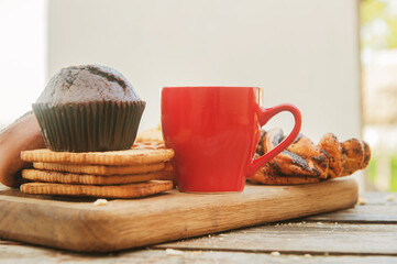 Empty space red coffee cup template with chocolate muffin