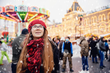 Obraz na płótnie Canvas Winter portrait of young beautiful happy woman in wearing stylish warm clothes, bokeh lights. Concept travel Christmas holidays Europe city