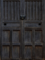 古い社殿の扉と鍵