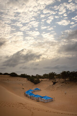 Fototapeta na wymiar Tentes du désert au Sénégal 