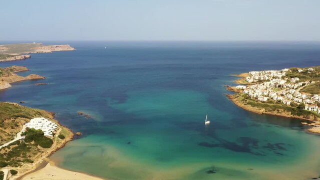 Espagne, sur l'&icirc;le de Minorque, le port naturel d'Addaia sur la c&ocirc;te d&eacute;coup&eacute;e d'Es Mercadal