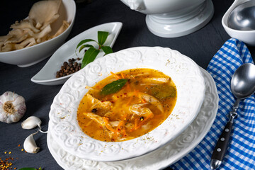 Pikante oyster soup mit hühnerfleisch