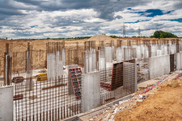 Monolithic formwork and concrete walls in housing construction
