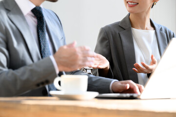 仕事のミーティングなど打合せなどの顔無しのイメージ