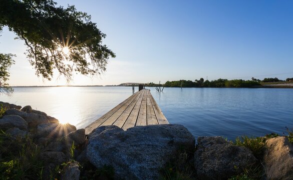 Fototapeta Wooden walkway on the Indian River in Cocoa, Florida