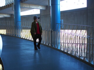施設内の廊下を歩く高齢日本人女性
