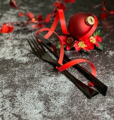Weinachten, Dekoration, rote Kugel, Schleife, schwarze Besteck, Gabel, Messer 