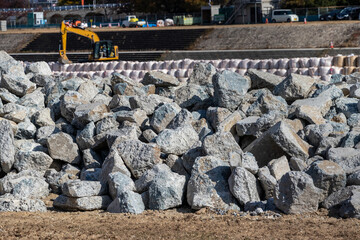 工事現場に積み上げられたコンクリートの瓦礫