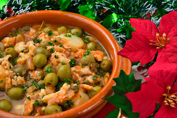 メキシコの伝統的なクリスマス料理　バカラオ・ア・ラ・ビスカイーナ　クリスマスデコレーションとともに Traditional Mexican Christmas food Bacalao a la Vizcaína (Bacalao a la Vizcaina) with Christmas decorations