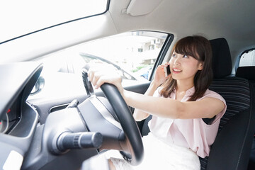 スマホを使いながら運転する女性