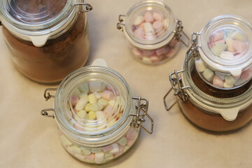 Edible homemade Christmas gift - glass jars filled with spiced cacao powder and mini marshmallows for hot chocolate. Perfect present for fall or winter season. Delicious, joyful and cute diy gift!