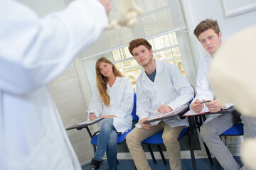 Obraz premium a male teacher give a lesson