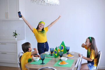familia assistindo jogo do brasil copa do mundo 2022 