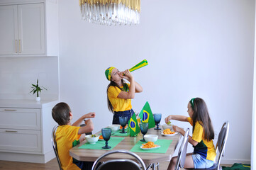 familia assistindo jogo do brasil copa do mundo 2022 