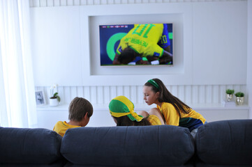 familia assistindo jogo do brasil copa do mundo 2022 