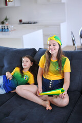 família mãe e filha torcendo copa do mundo brasil 