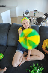 mãe e filho assistindo tv jogo da copa do mundo brasil 