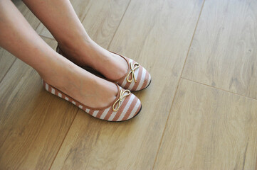 sapato estiloso feminino sapatilha de mulher retrô © Alexandre