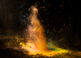 Freeze motion of colored dust explosion