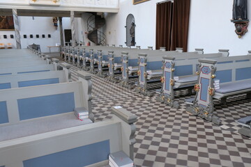 FU 2022-03-10 Blankenberg 251 In der Kirche sind leere Sitzbänke