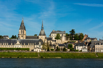   Vue sur l'église Saint Nicolas de Blois . Loir et Cher . Centre Val de Loire. France