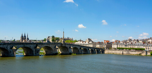 Fototapeta premium Vue sur le Pont Jacques Gabriel et la ville de Blois . Loir et Cher . Centre Val de Loire. France