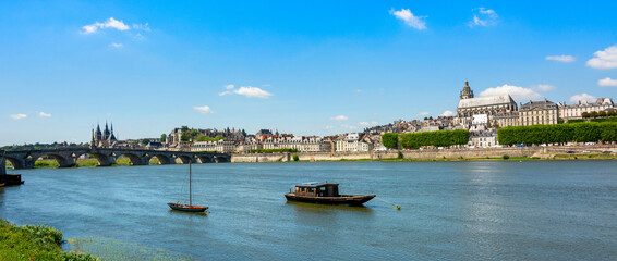  Blois. Vue sur la Loire avec ses bateaux traditionnels. Loir et Cher . Centre Val de Loire. France