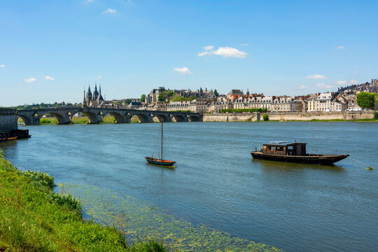  Blois. Vue sur la Loire avec ses bateaux traditionnels. Loir et Cher . Centre Val de Loire. France